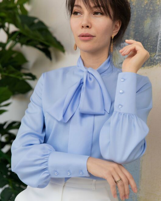 Женская блузка под пуговицы с бантом голубая - 8237 от byME 
