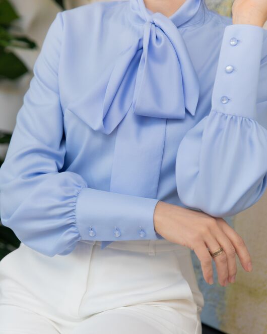 Женская блузка под пуговицы с бантом голубая - 8237 от byME 