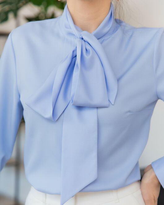 Женская блузка под пуговицы с бантом голубая - 8237 от byME 