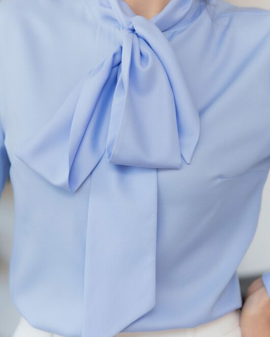 Женская блузка под пуговицы с бантом голубая - 8237 от byME 