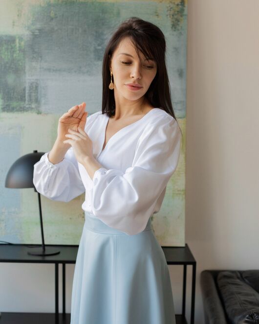 Женская блузка с объемным рукавом и V-образным вырезом белая - 8239 от ByME 