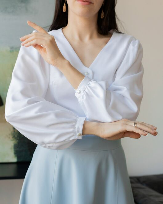 Женская блузка с объемным рукавом и V-образным вырезом белая - 8239 от ByME 