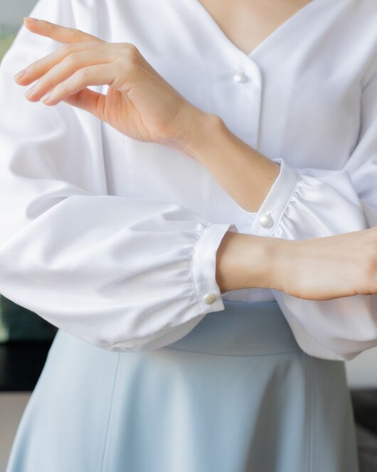 Женская блузка с объемным рукавом и V-образным вырезом белая - 8239 от ByME 