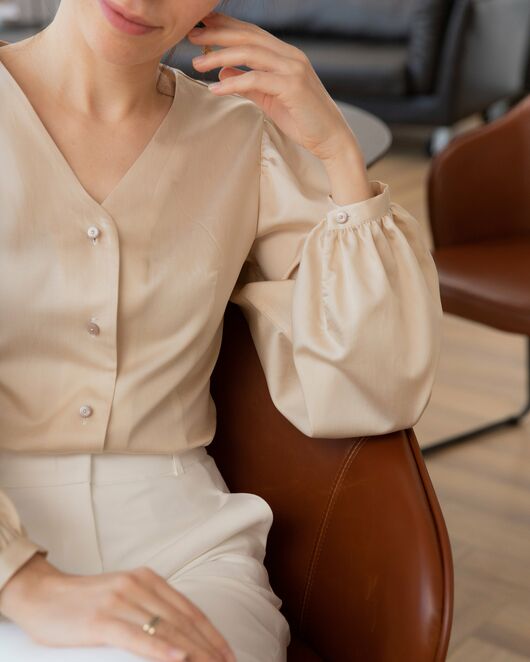 Женская блузка с объемным рукавом и V-образным вырезом бежевая - 8241 от byME  Женская блузка с объемным рукавом и V-образным вырезом бежевая - 8241 от byME