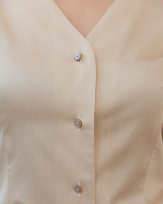 Женская блузка с объемным рукавом и V-образным вырезом бежевая - 8241 от byME  Женская блузка с объемным рукавом и V-образным вырезом бежевая - 8241 от byME