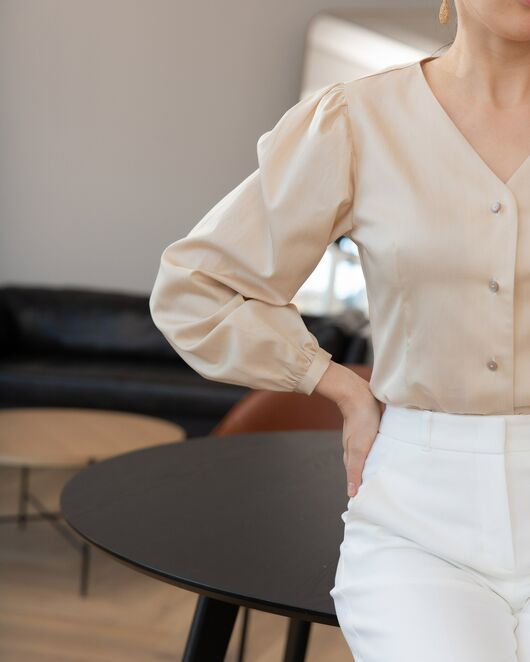 Женская блузка с объемным рукавом и V-образным вырезом бежевая - 8241 от byME  Женская блузка с объемным рукавом и V-образным вырезом бежевая - 8241 от byME