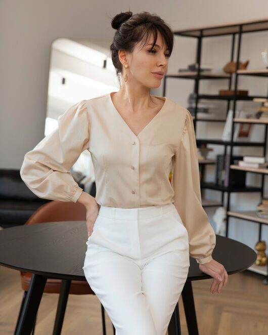 Женская блузка с объемным рукавом и V-образным вырезом бежевая - 8241 от byME  Женская блузка с объемным рукавом и V-образным вырезом бежевая - 8241 от byME