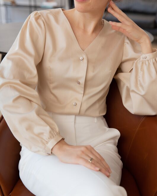 Женская блузка с объемным рукавом и V-образным вырезом бежевая - 8241 от byME  Женская блузка с объемным рукавом и V-образным вырезом бежевая - 8241 от byME