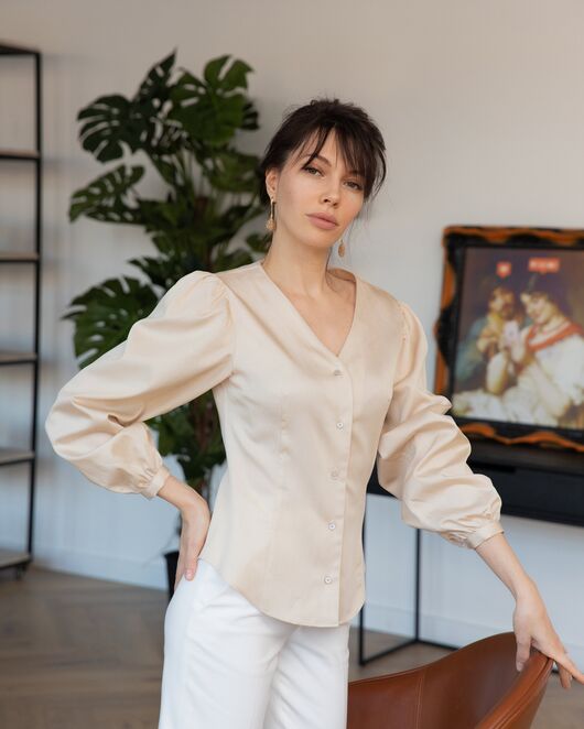 Женская блузка с объемным рукавом и V-образным вырезом бежевая - 8241 от byME  Женская блузка с объемным рукавом и V-образным вырезом бежевая - 8241 от byME