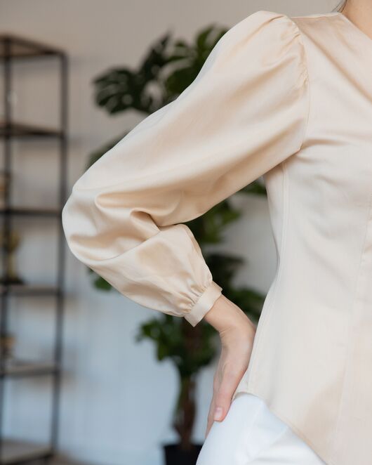 Женская блузка с объемным рукавом и V-образным вырезом бежевая - 8241 от byME  Женская блузка с объемным рукавом и V-образным вырезом бежевая - 8241 от byME