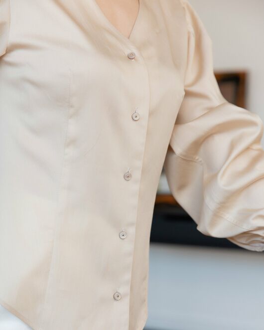 Женская блузка с объемным рукавом и V-образным вырезом бежевая - 8241 от byME  Женская блузка с объемным рукавом и V-образным вырезом бежевая - 8241 от byME