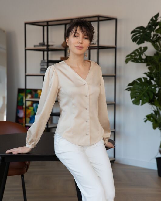 Женская блузка с объемным рукавом и V-образным вырезом бежевая - 8241 от byME  Женская блузка с объемным рукавом и V-образным вырезом бежевая - 8241 от byME