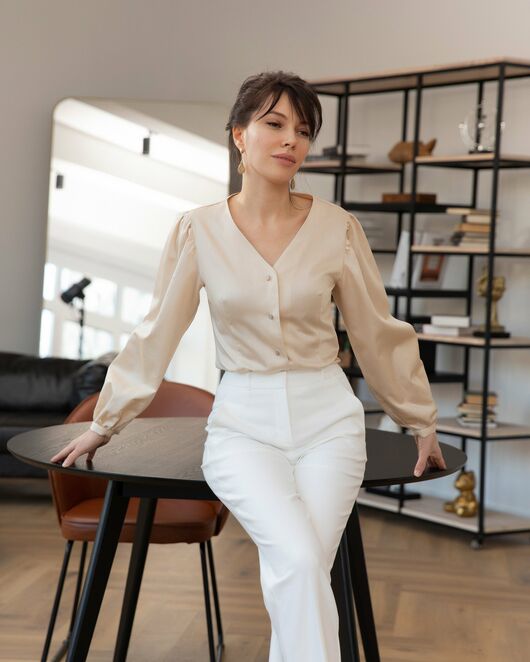 Женская блузка с объемным рукавом и V-образным вырезом бежевая - 8241 от byME  Женская блузка с объемным рукавом и V-образным вырезом бежевая - 8241 от byME