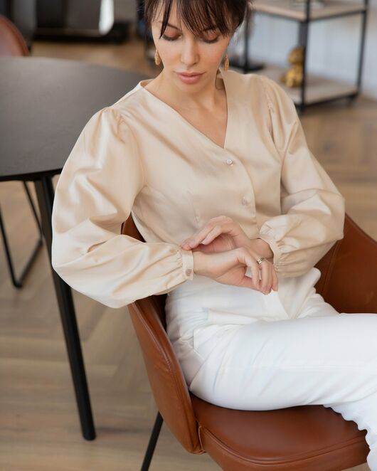 Женская блузка с объемным рукавом и V-образным вырезом бежевая - 8241 от byME  Женская блузка с объемным рукавом и V-образным вырезом бежевая - 8241 от byME