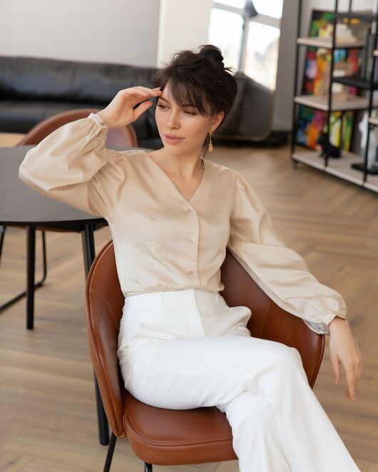 Женская блузка с объемным рукавом и V-образным вырезом бежевая - 8241 от byME  Женская блузка с объемным рукавом и V-образным вырезом бежевая - 8241 от byME