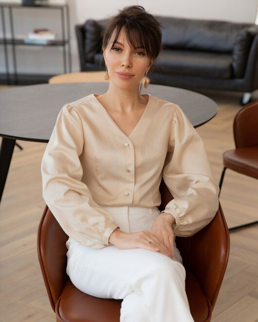 Женская блузка с объемным рукавом и V-образным вырезом бежевая - 8241 от byME  Женская блузка с объемным рукавом и V-образным вырезом бежевая - 8241 от byME