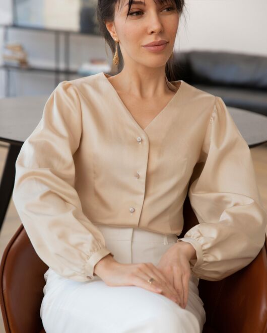 Женская блузка с объемным рукавом и V-образным вырезом бежевая - 8241 от byME  Женская блузка с объемным рукавом и V-образным вырезом бежевая - 8241 от byME