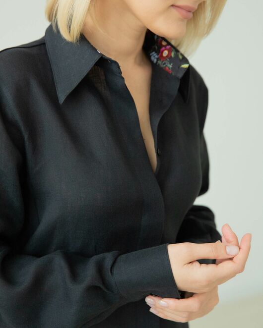 Женская льняная рубашка чёрная с отделкой цветы - 8287 от  