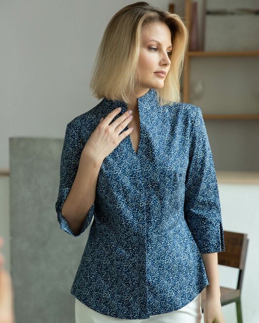 Женская рубашка воротник стойка рукав 3/4 синяя с принтом  - 8302 от byME 