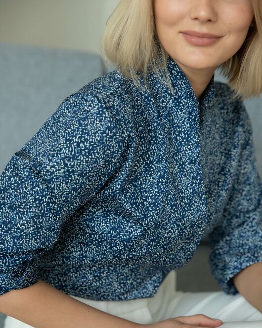 Женская рубашка воротник стойка рукав 3/4 синяя с принтом  - 8302 от byME 