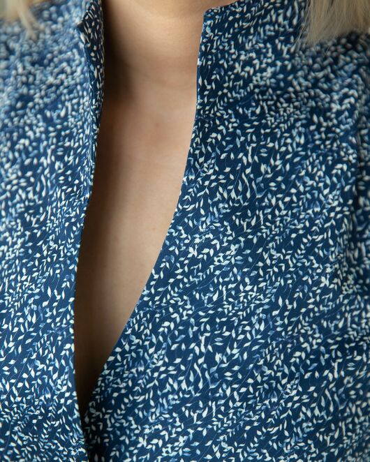 Женская рубашка воротник стойка рукав 3/4 синяя с принтом  - 8302 от byME 