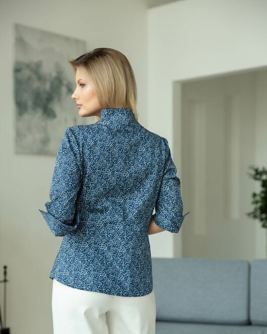 Женская рубашка воротник стойка рукав 3/4 синяя с принтом  - 8302 от byME 