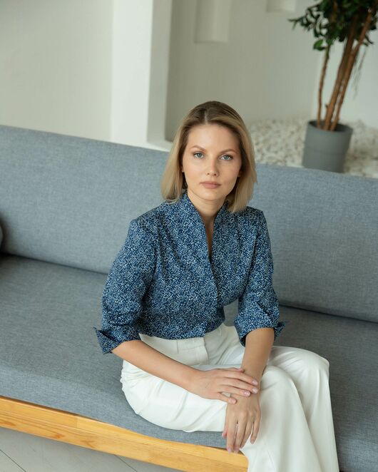 Женская рубашка воротник стойка рукав 3/4 синяя с принтом  - 8302 от byME 