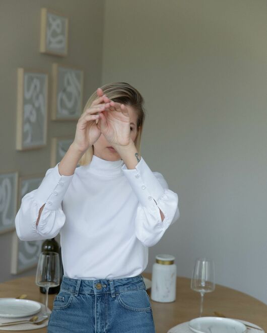 Женская рубашка с высоким манжетом белая - 8243 от byME 