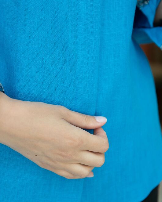 Женская льняная рубашка голубая с отделкой - 8332 от ByME 