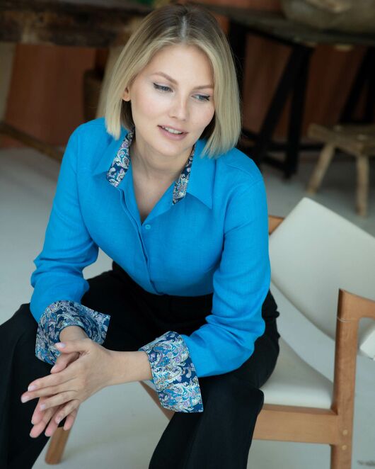 Женская льняная рубашка голубая с отделкой - 8332 от ByME 