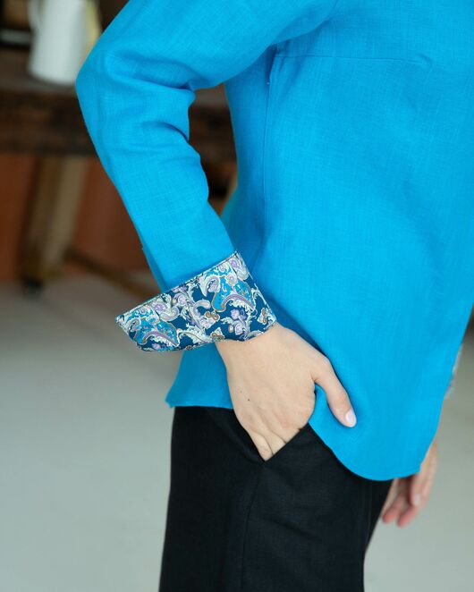 Женская льняная рубашка голубая с отделкой - 8332 от ByME 