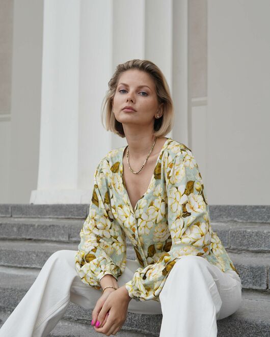 Женская блузка с объемным рукавом и V-образным вырезом с принтом - 8338 от byME 