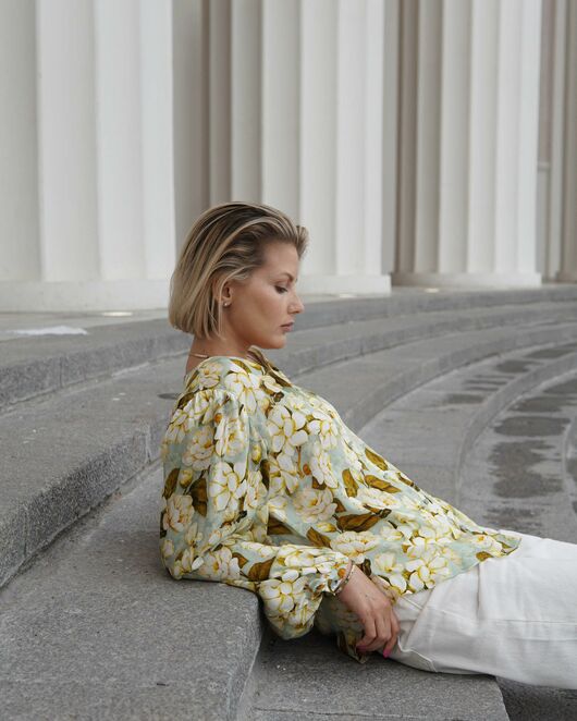 Женская блузка с объемным рукавом и V-образным вырезом с принтом - 8338 от byME 