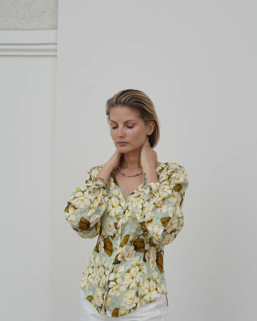 Женская блузка с объемным рукавом и V-образным вырезом с принтом - 8338 от byME 