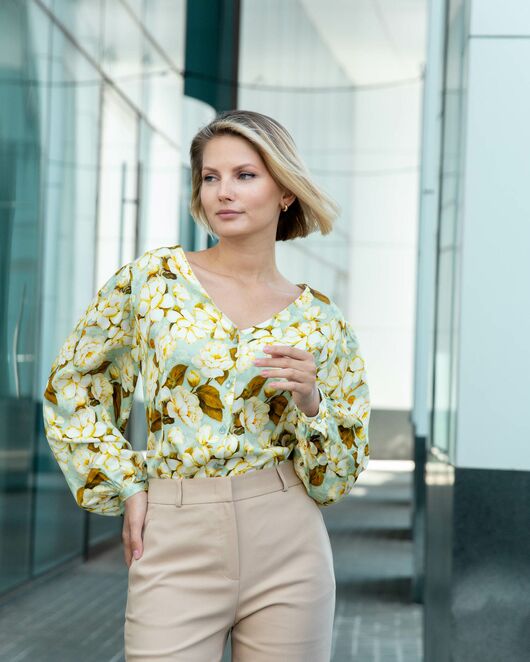 Женская блузка с объемным рукавом и V-образным вырезом с принтом - 8338 от byME 