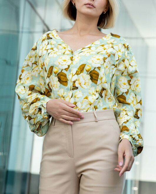 Женская блузка с объемным рукавом и V-образным вырезом с принтом - 8338 от byME 