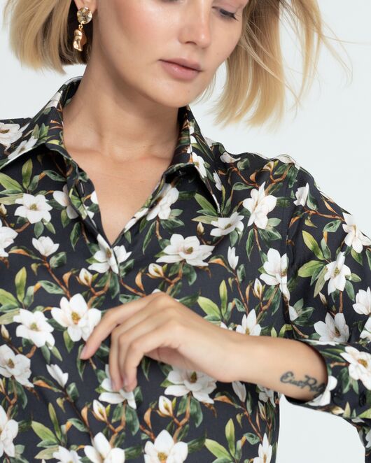 Женская рубашка под пуговицу чёрная принт магнолии - 8381 от byME 