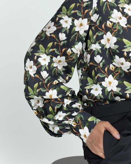 Женская рубашка под пуговицу чёрная принт магнолии - 8381 от byME 