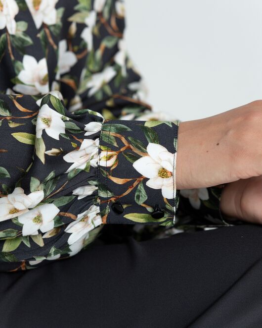 Женская рубашка под пуговицу чёрная принт магнолии - 8381 от byME 