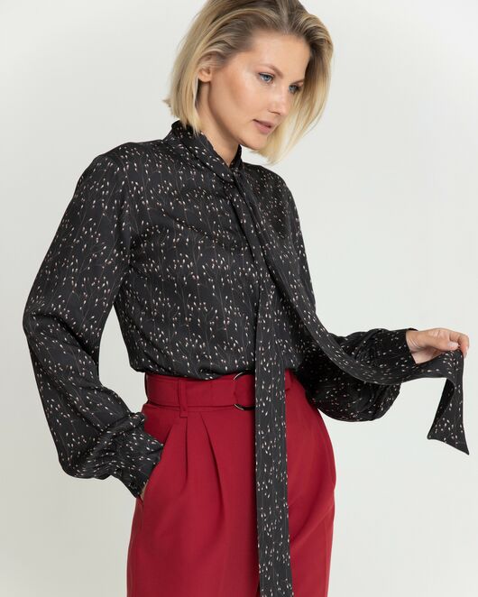 Женская блузка с бантом чёрная с принтом - 8379 от byME  Женская блузка с бантом чёрная с принтом - 8379 от byME
