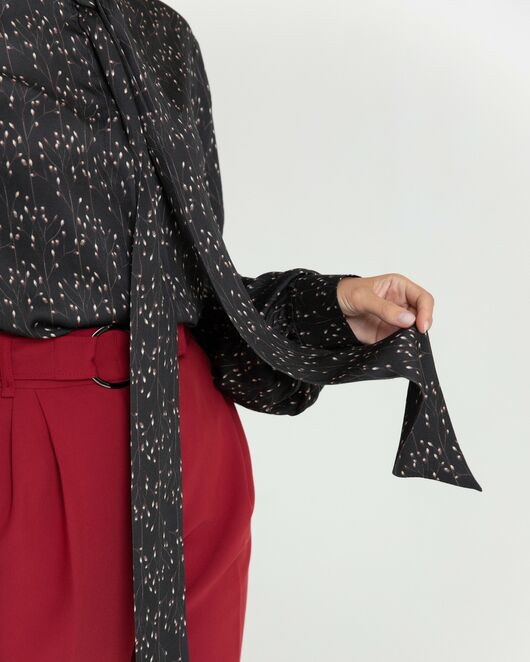 Женская блузка с бантом чёрная с принтом - 8379 от byME  Женская блузка с бантом чёрная с принтом - 8379 от byME