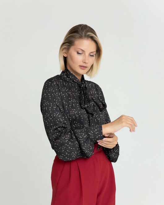 Женская блузка с бантом чёрная с принтом - 8379 от byME  Женская блузка с бантом чёрная с принтом - 8379 от byME