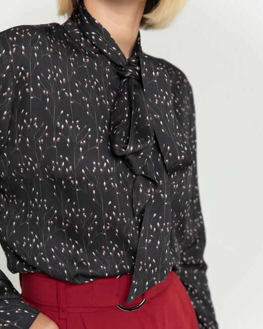 Женская блузка с бантом чёрная с принтом - 8379 от byME  Женская блузка с бантом чёрная с принтом - 8379 от byME