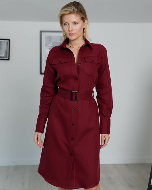 Платье-рубашка с поясом прямой силуэт бордовая - 8402 от byME 