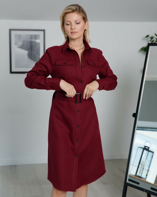Платье-рубашка с поясом прямой силуэт бордовая - 8402 от byME 