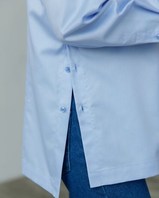 Женская рубашка с  пуговицами на боках голубая - 8408 от byME 