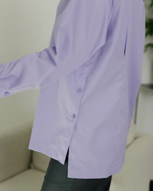 Женская рубашка с универсальным манжетом с пуговицами на боках сиреневая - 8409 от byME 