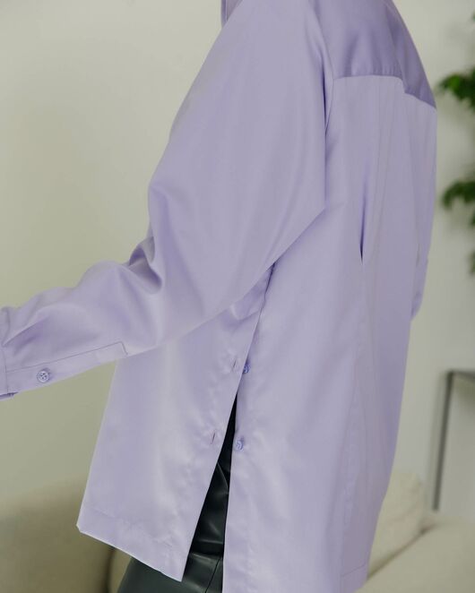 Женская рубашка с универсальным манжетом с пуговицами на боках сиреневая - 8409 от byME 