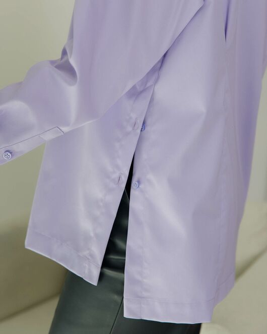 Женская рубашка с универсальным манжетом с пуговицами на боках сиреневая - 8409 от byME 