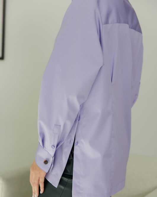 Женская рубашка с универсальным манжетом с пуговицами на боках сиреневая - 8409 от byME 